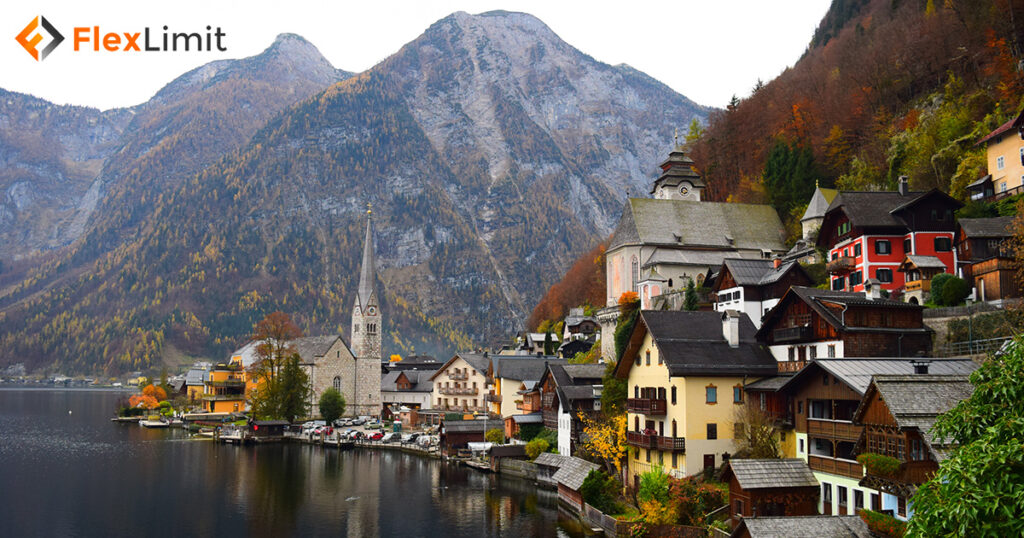 Höst i den österrikiska alpstaden Hallstatt.